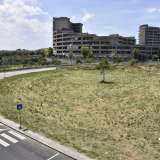 La strada � un po� sopraelevata rispetto al resto del rione e da una sorta di ponte/cavalcavia � quindi possibile ammirare il �panorama� di Poggiofranco. Qui dove cemento e verde convivono in sintonia, alla periferia di Bari